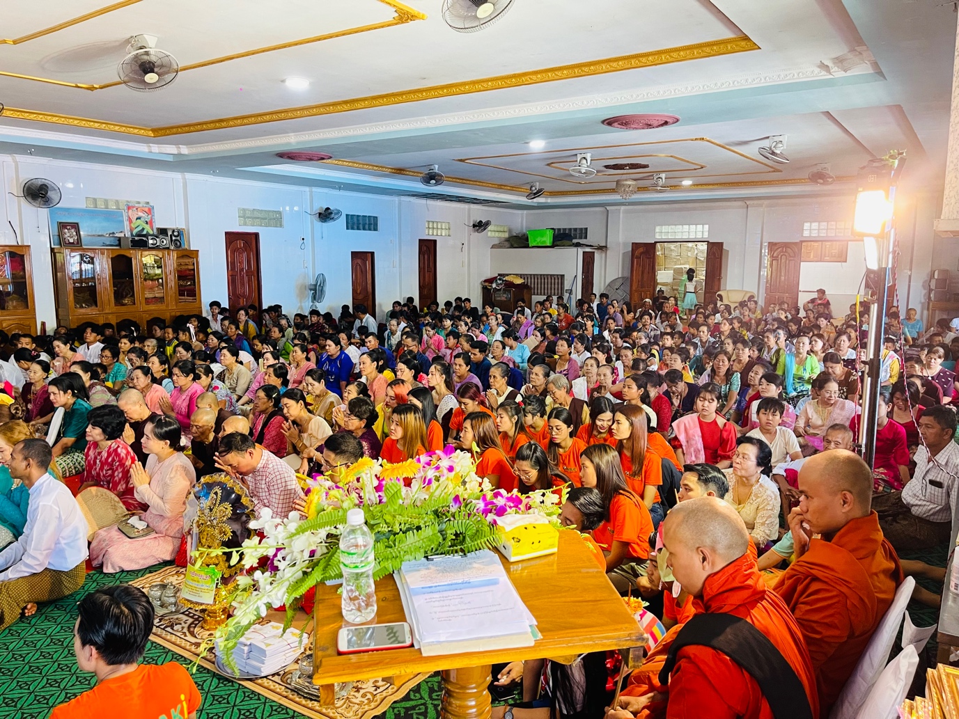 A large group of people sitting in a room
Description automatically generated